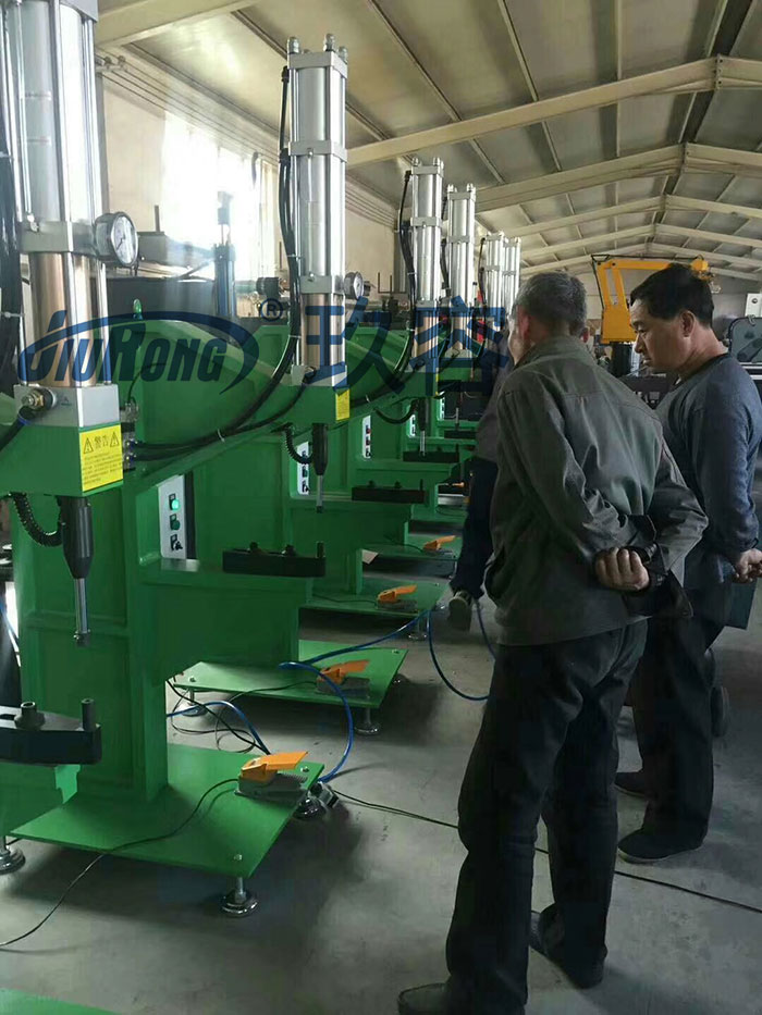 現場講解氣液鉚接機使用維護注意事項 現場講解氣液鉚接機使用維護注意事項