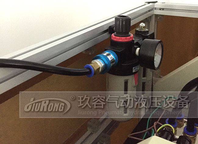 氣液壓力機(jī)上的進(jìn)氣口說(shuō)明圖 氣液壓力機(jī)上的進(jìn)氣口說(shuō)明圖