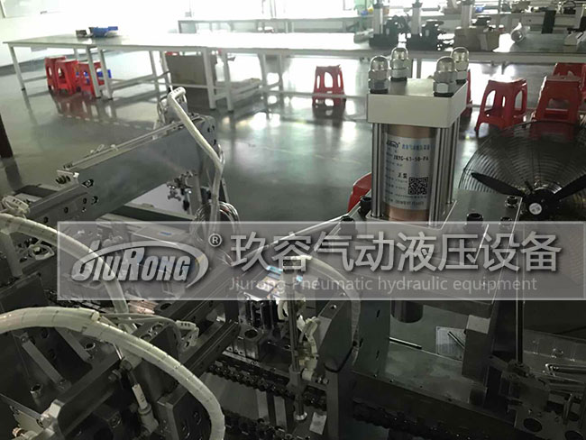 氣液增壓器在嬰兒車配件自動化裝配生產線上的應用圖 氣液增壓器在嬰兒車配件自動化裝配生產線上的應用圖