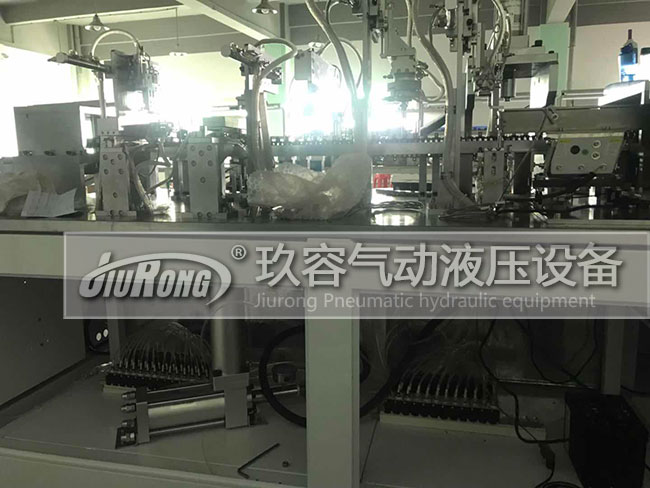 氣液增壓器在嬰兒車配件自動化裝配生產線上的應用圖2 氣液增壓器在嬰兒車配件自動化裝配生產線上的應用圖2