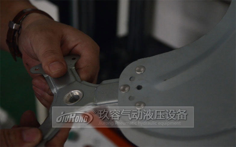 玖容增壓缸對風扇葉進行鉚釘鉚接試壓效果 玖容增壓缸對風扇葉進行鉚釘鉚接試壓效果