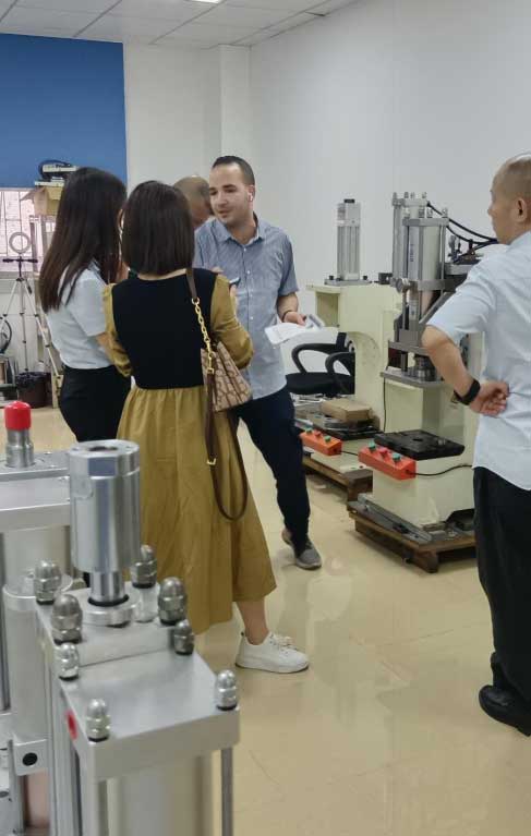 玖容公司與外國客戶合作圓滿結束 玖容公司與外國客戶合作圓滿結束